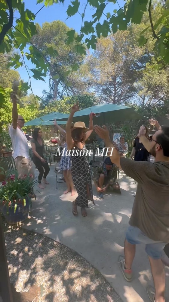 On danse au mas, La Maison MH