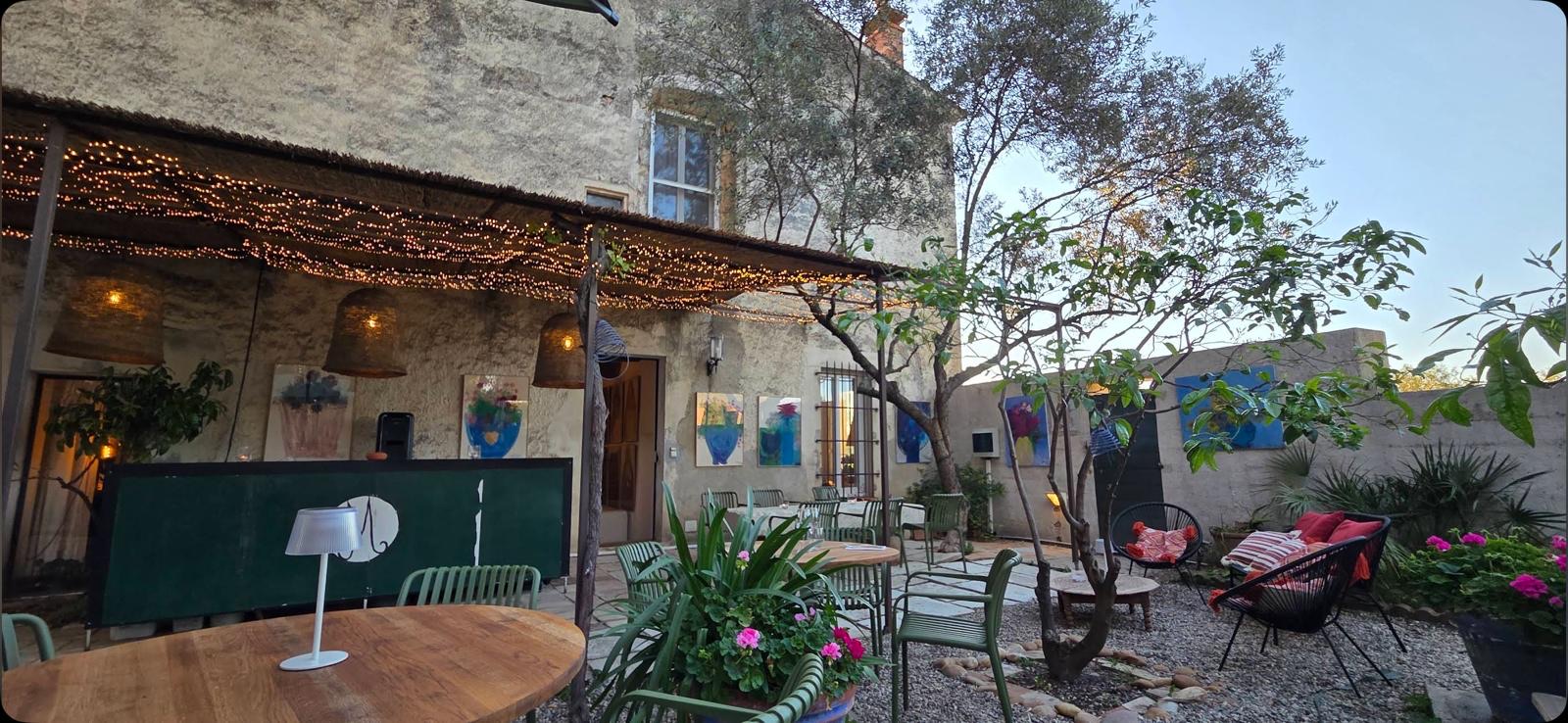 La cour et le bar de la Maison MH sous les guirlandes