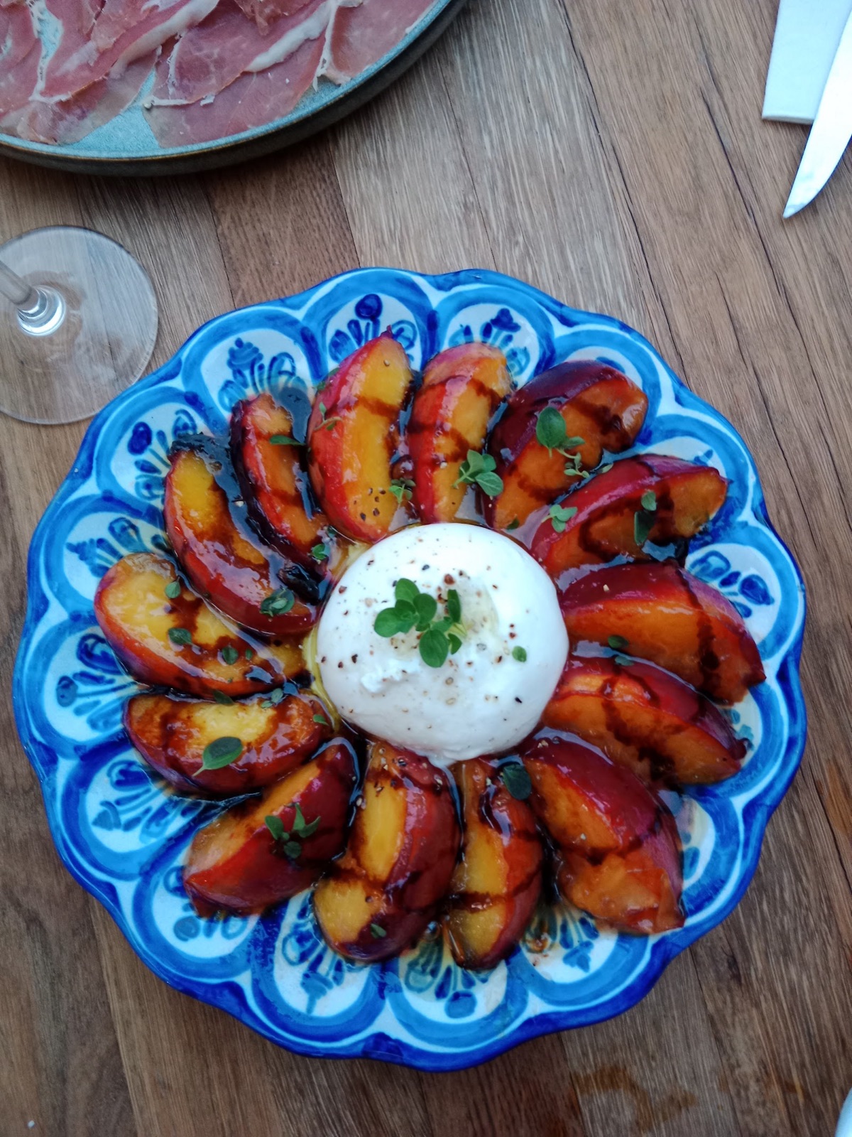 Burrata et pêches rôties, la cuisine maison de la Maison MH