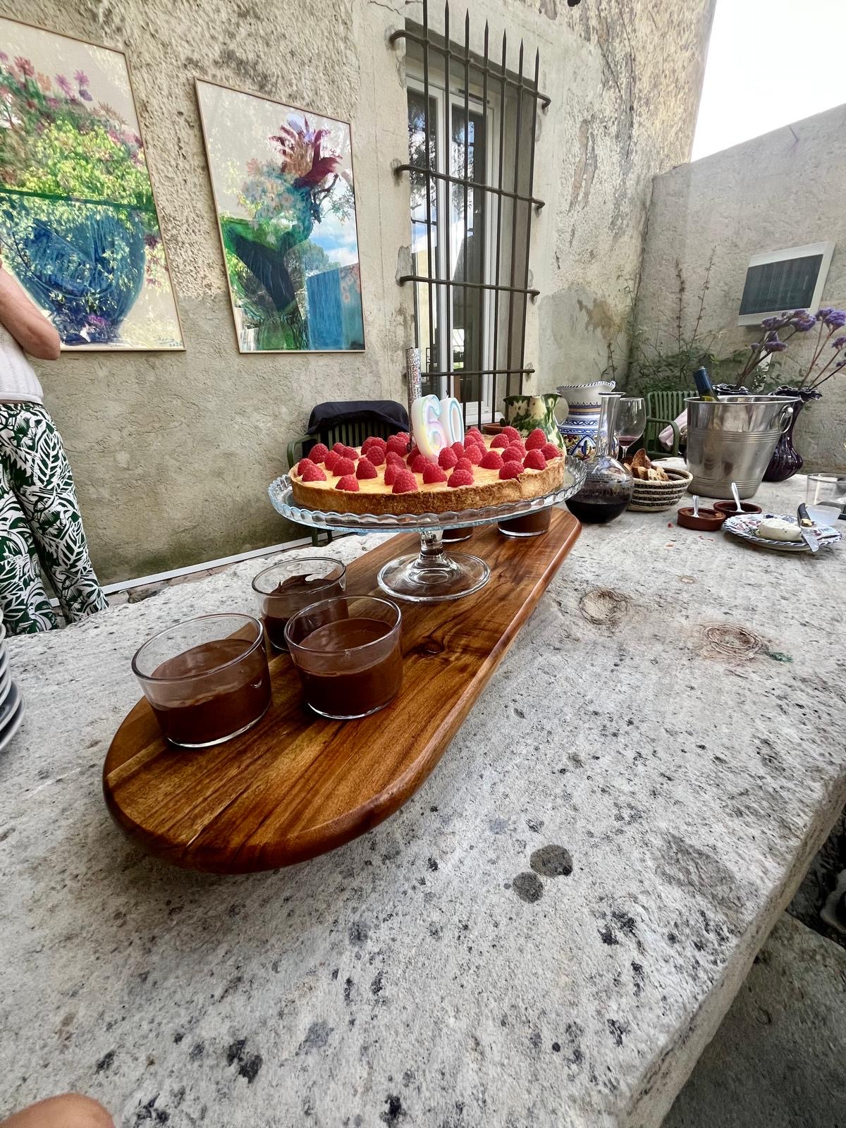 Table de desserts dans la cour de la Maison MH