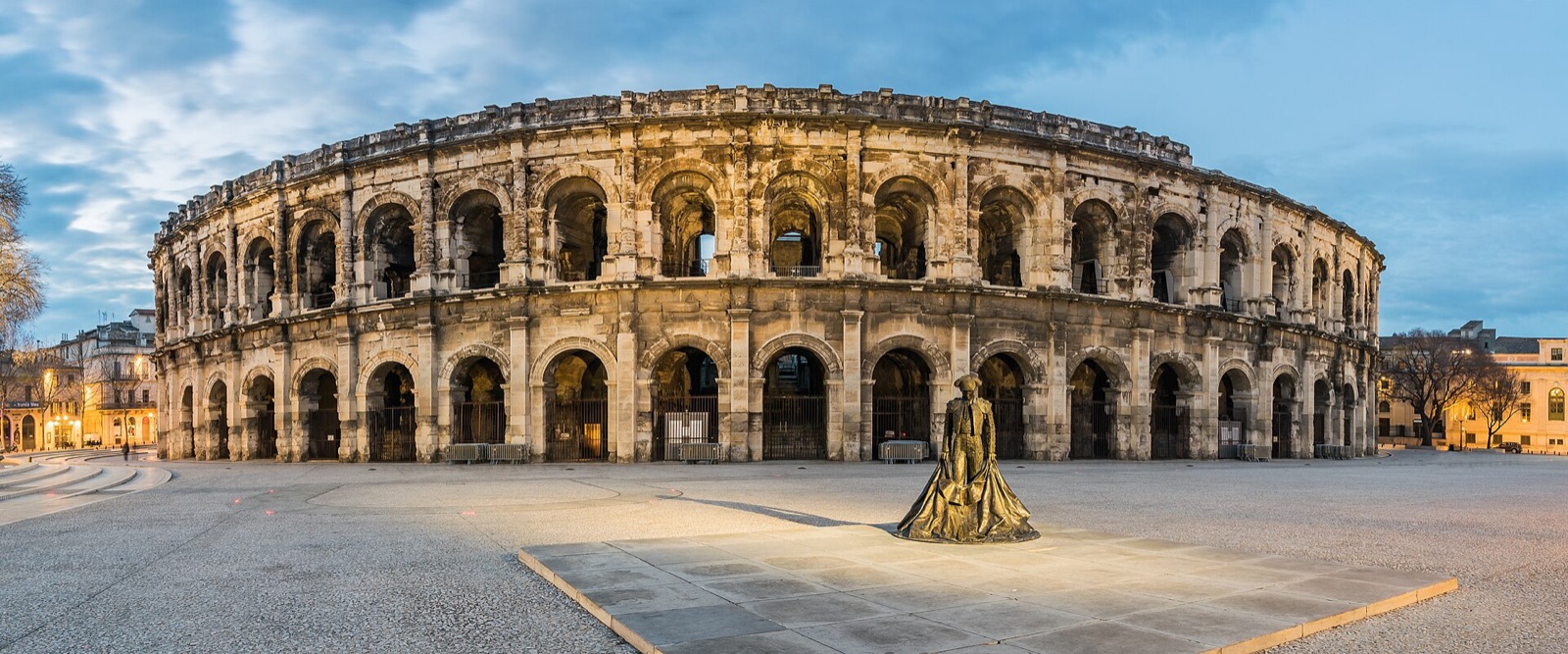 Les Arènes de Nîmes au crépuscule